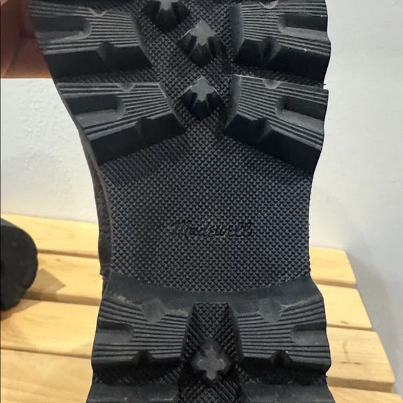 Madewell The Citywalk Lugsole Chelsea Boot in Black Leather Sz 7.5
MSRP $198 - Picture 6 of 10